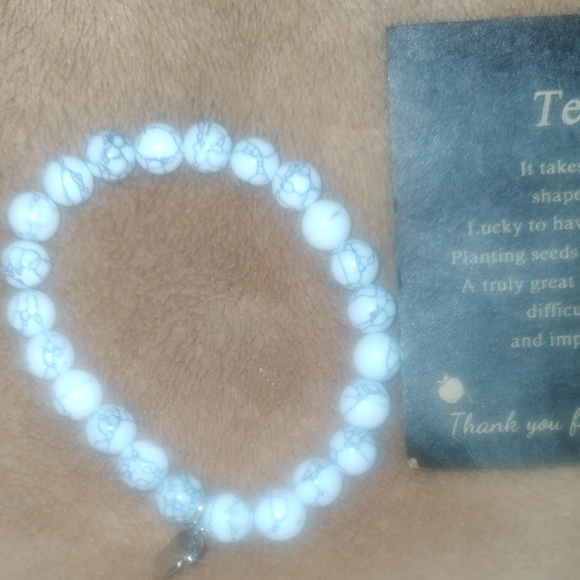 💕 5 for 25 💕Elegant White Beaded Bracelet - Picture 4 of 5